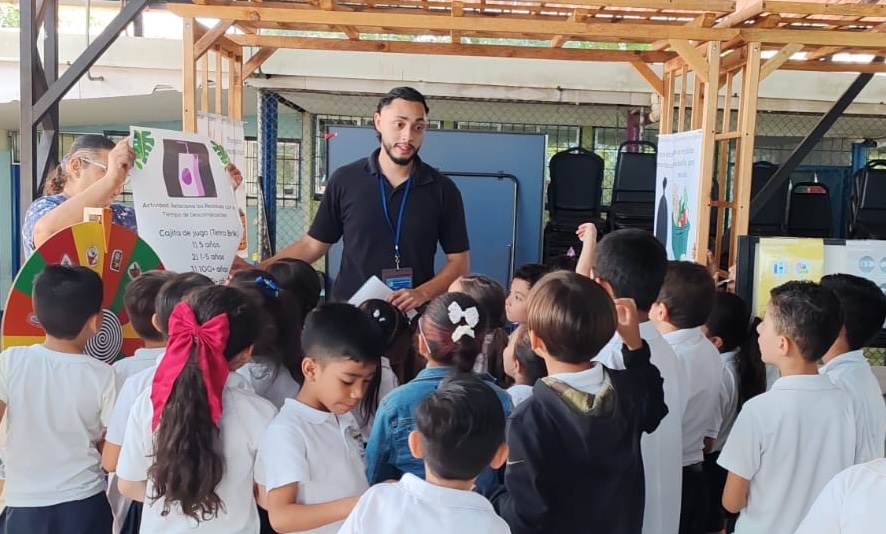 Leonardo Mendoza leading a recycling education session with school children in Costa Rica